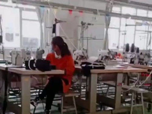公司破產后為了找個輕松工作,男扮女裝來女廠工作,說不定還能找個對象